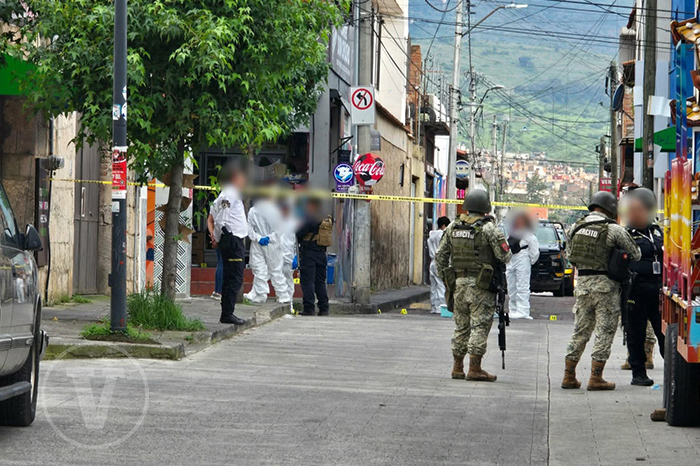 Personal de la Fiscalía General del Estado trabajando en la escena del crimen tras ataque armado en Santa María de Guido.