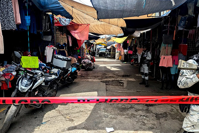 Elementos de seguridad resguardan la zona tras una agresión armada en las inmediaciones del Mercado Hidalgo de Zamora