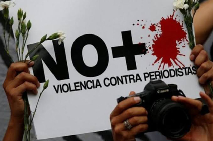 Cartel exigiendo justicia para la periodista Roxana Guzmán.