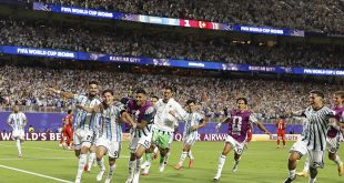 Julián Álvarez celebrando el gol de la ventaja para Argentina durante el partido de cuartos de final contra Suiza.