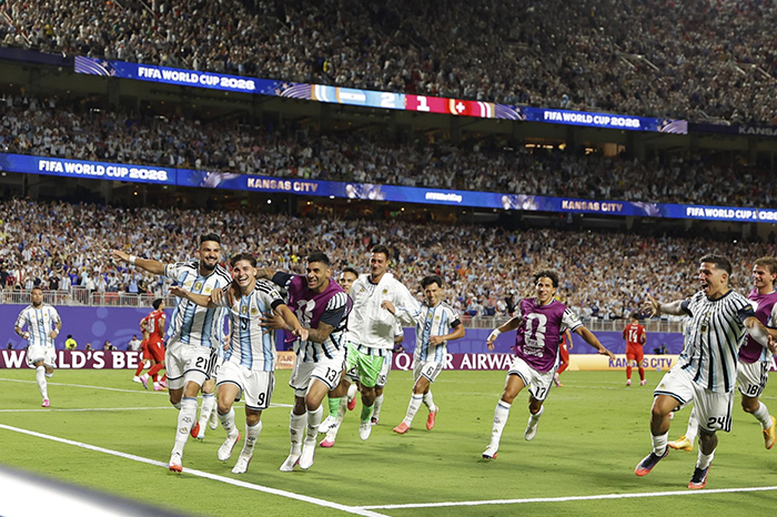 Julián Álvarez celebrando el gol de la ventaja para Argentina durante el partido de cuartos de final contra Suiza.