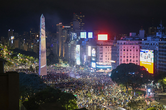 Aficionados argentinos celebran y agradecen a su selección tras la final del Mundial 2026 pese a la derrota ante España.