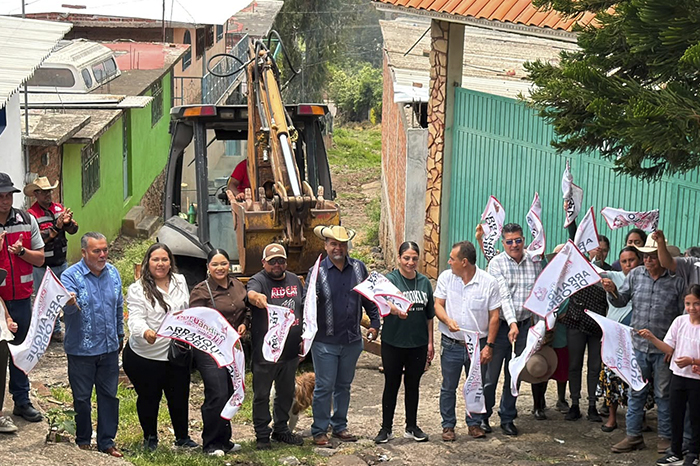 El presidente municipal Víctor Vázquez encabezando el banderazo de inicio de obra en la comunidad de El Pilar.
