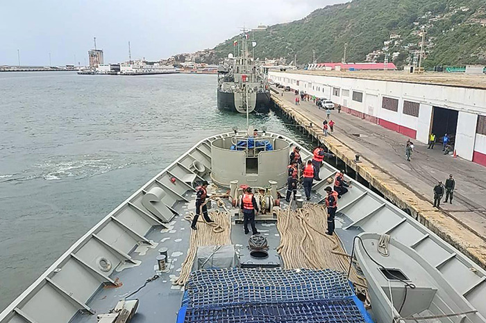 Buques de la Armada de México descargan toneladas de ayuda humanitaria en el puerto de La Guaira en Venezuela