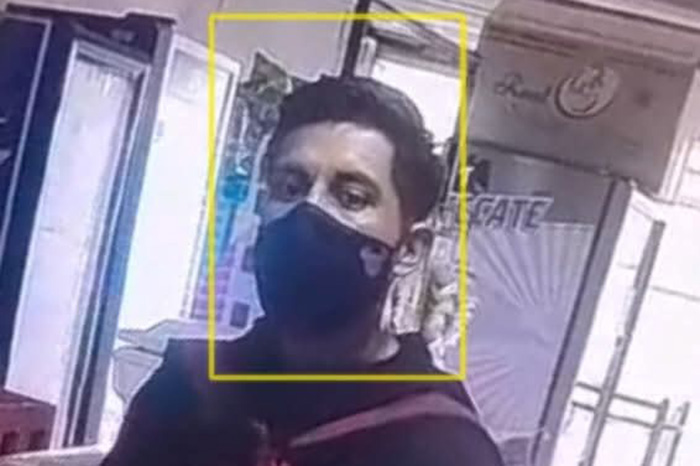 Presunto asaltante armado captado por cámaras de seguridad durante un robo a una tienda de abarrotes en la colonia Molino de Parras, Morelia.