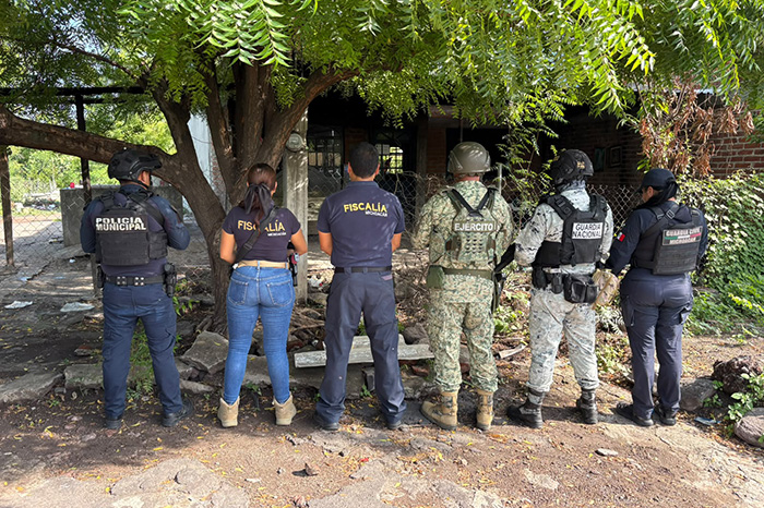 Elementos de la FGE y fuerzas de seguridad en operativo de cateo en Apatzingán Michoacán.