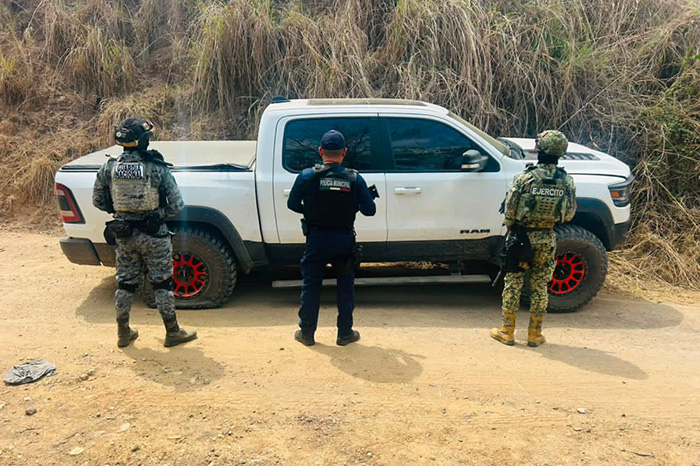 Camioneta blindada asegurada durante un operativo de seguridad en la comunidad de La Manzanilla, en Lázaro Cárdenas.