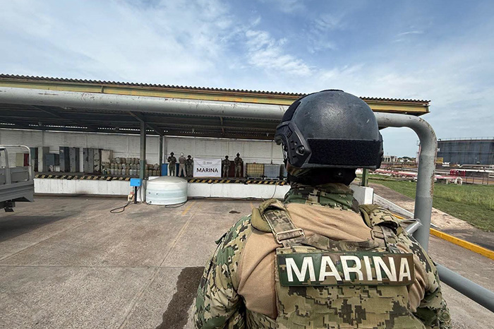 Elementos de la Secretaría de Marina aseguraron cerca de 7 mil 900 litros de hidrocarburo durante un operativo en Arteaga, Michoacán.