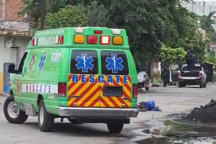 Elementos de seguridad resguardan la escena donde un hombre fue asesinado a balazos en la ciudad de Zamora