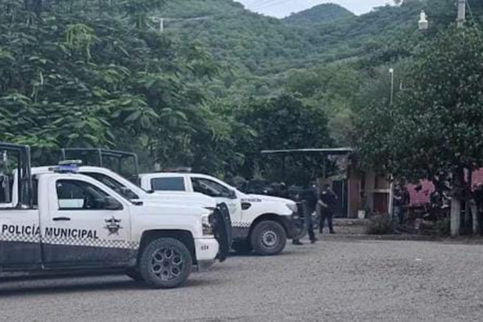 Autoridades resguardan un domicilio donde un hombre fue asesinado a balazos en Tepalcatepec, Michoacán.