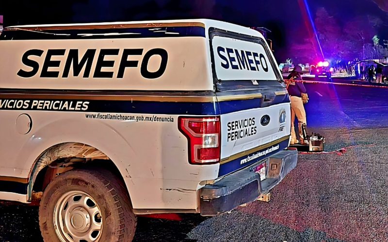 Autoridades resguardan la escena de un ataque armado en Ario de Rayón, Zamora, donde un hombre murió y otro resultó herido.