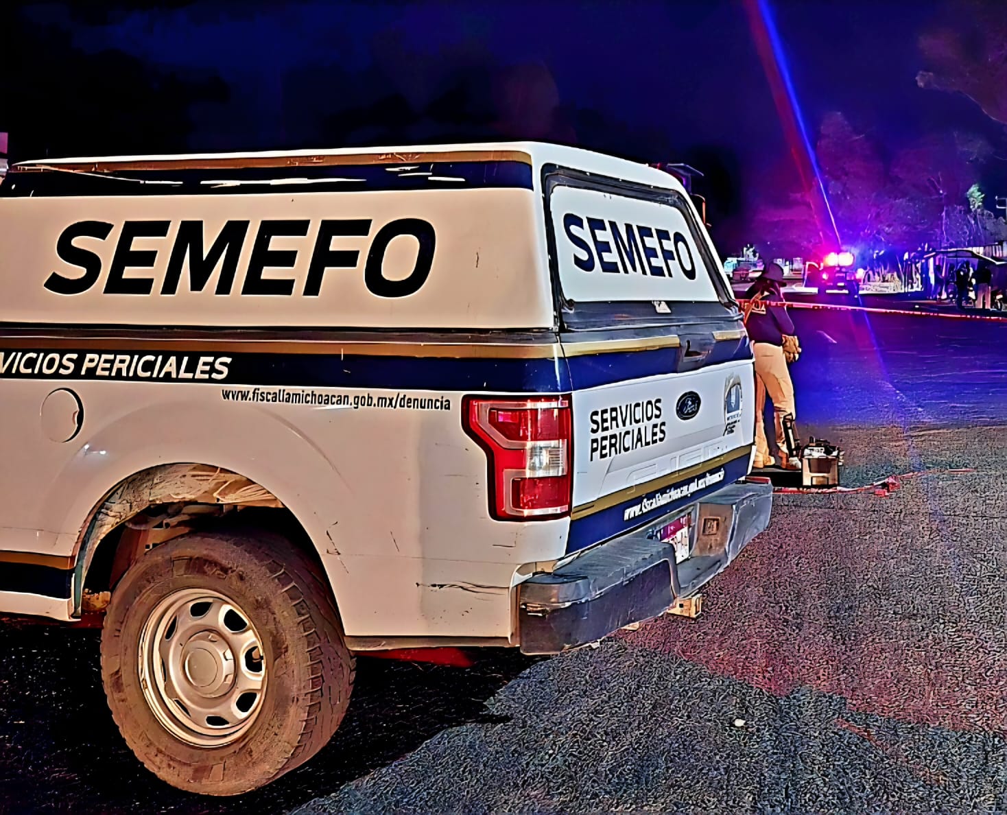 Autoridades resguardan la escena de un ataque armado en Ario de Rayón, Zamora, donde un hombre murió y otro resultó herido.