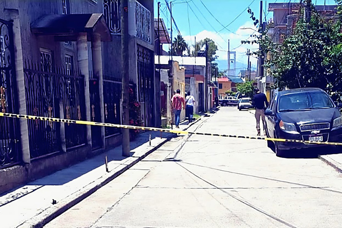 Autoridades resguardan un domicilio atacado a balazos en la colonia Valencia Primera Sección, en Zamora.