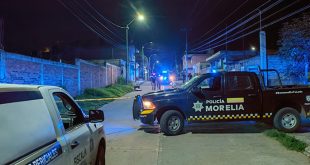 Elementos policiacos resguardan la zona donde un joven fue atacado a balazos en la colonia Los Encinos, en Morelia.