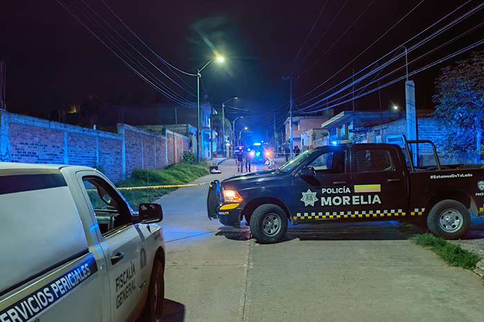 Elementos policiacos resguardan la zona donde un joven fue atacado a balazos en la colonia Los Encinos, en Morelia.