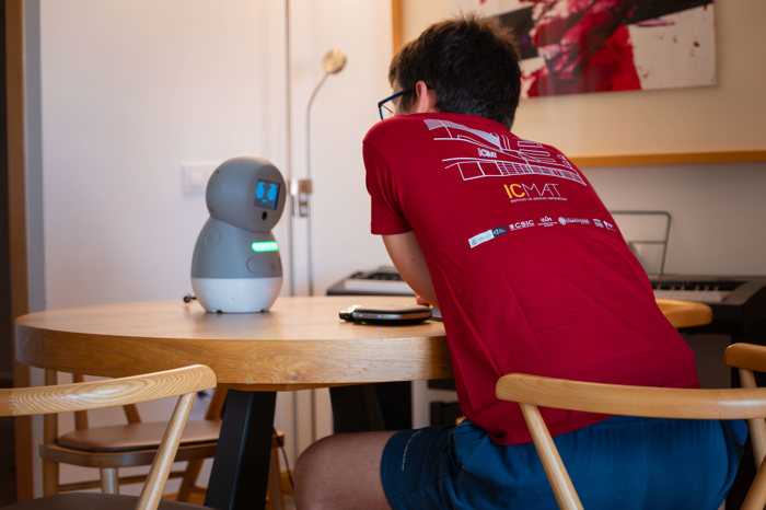 Robot social con inteligencia artificial emocional para terapias de autismo CSIC