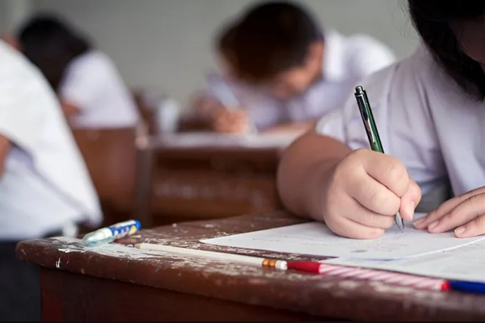 Estudiantes durante el cierre del ciclo escolar 2025-2026 en una institución pública de México.