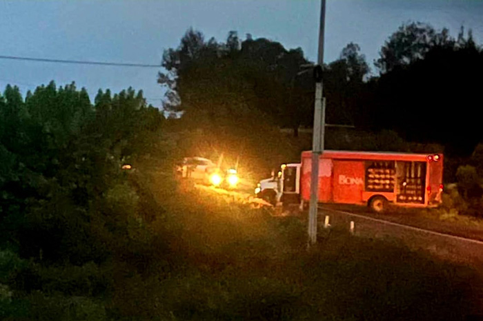 Vehículos de carga bloquean parcialmente la carretera Morelia-Quiroga a la altura de Capula, en Michoacán.