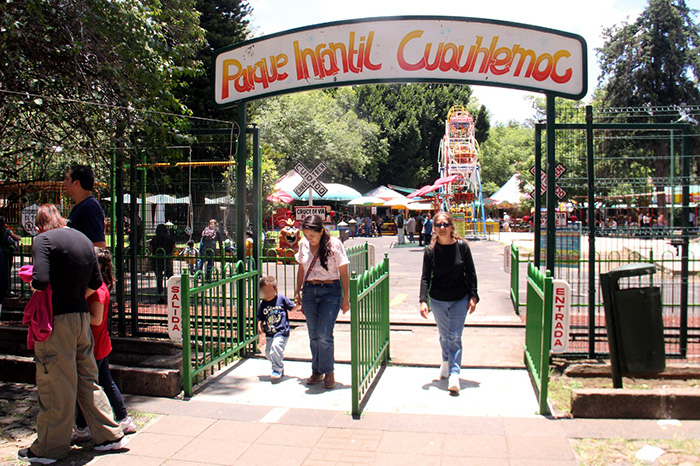 Familias disfrutan los juegos, museos y espacios recreativos del Bosque Cuauhtémoc de Morelia durante las vacaciones.