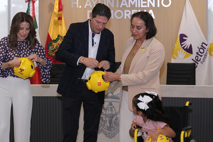 Alfonso Martínez Alcázar y Paola Delgadillo durante el arranque del Boteo Teletón 2026 en Morelia.