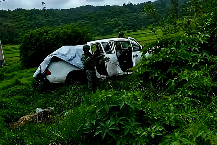 Camioneta Toyota Hilux asegurada por autoridades con armas, droga y equipo táctico en Erongarícuaro.