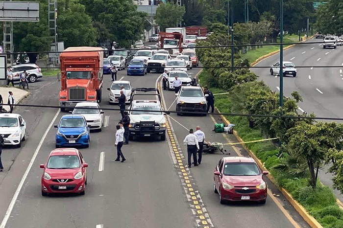 Autoridades atienden el accidente entre una camioneta y dos motociclistas en el Libramiento de Morelia.