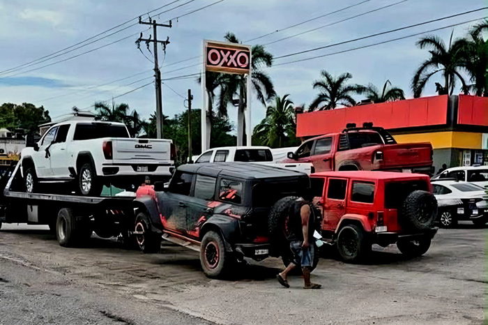 Camionetas GMC Sierra y Jeep Wrangler aseguradas tras balacera en la carretera Arteaga-Tumbiscatío