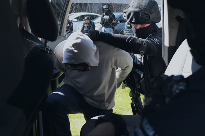 Agentes de la PDI presentan a detenidos por el delito de feminicidio en el municipio de Ocampo.