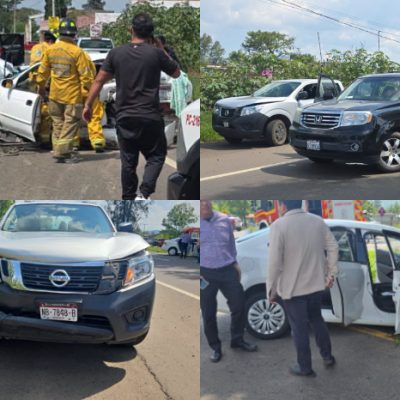 Servicios de emergencia atienden una carambola sobre la carretera Morelia-Pátzcuaro, a la altura de La Nueva Florida, donde una mujer falleció.