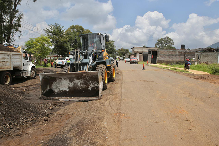 Trabajos de rehabilitación en la carretera Villa Madero-Etúcuaro, que registra un avance del 72 por ciento en Michoacán.