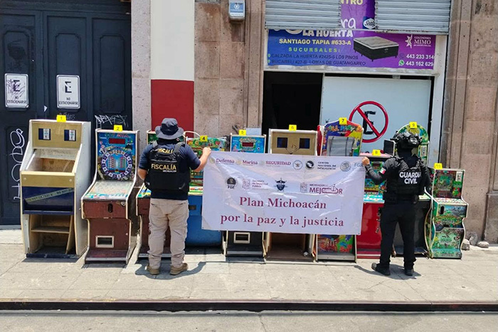 Personal de la FGE aseguró 10 máquinas tragamonedas y diversas dosis de droga durante un cateo en un negocio del Centro de Morelia.
