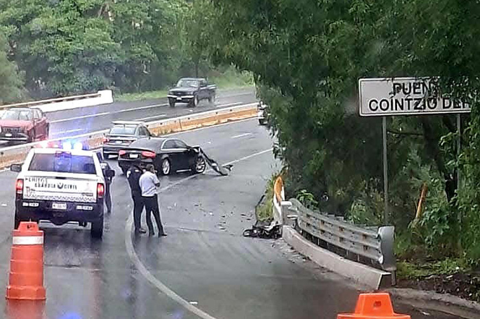Elementos de vialidad atienden un choque vehicular en la carretera Morelia-Pátzcuaro