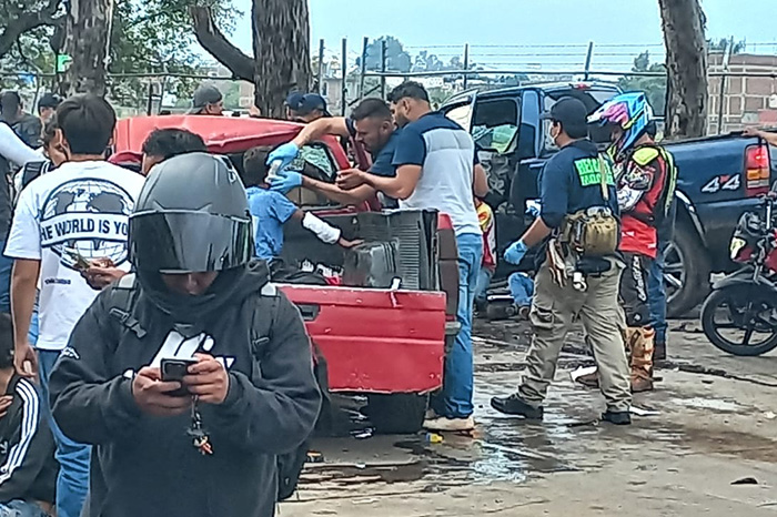 Choque frontal entre dos camionetas deja un muerto y cinco heridos en la Avenida San Francisco Uruapan.