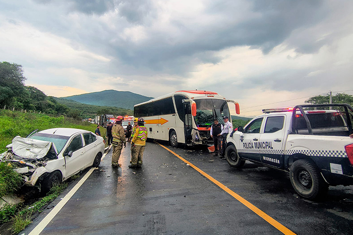 Unidades accidentadas tras choque frontal en la carretera Zamora – La Barca, cerca de la comunidad de San Simón.
