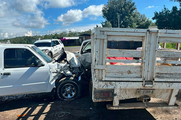 Elementos oficiales resguardan la zona tras un choque vehicular en la carretera Morelia-Pátzcuaro