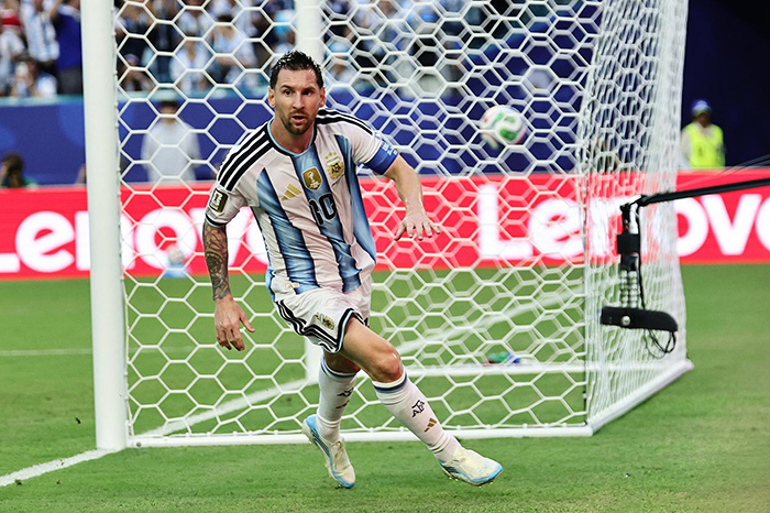 Lionel Messi y la selección de Argentina celebran el pase de Argentina a los octavos de final del Mundial 2026.
