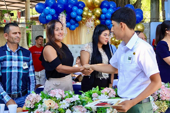 Tesorera municipal Angeles Olea durante una ceremonia de graduación en una escuela de Lázaro Cárdenas.