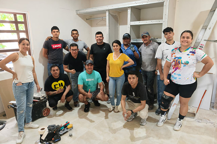 Exposición de trabajos finales de los talleres impartidos en el Centro Comunitario Luis Donaldo Colosio.