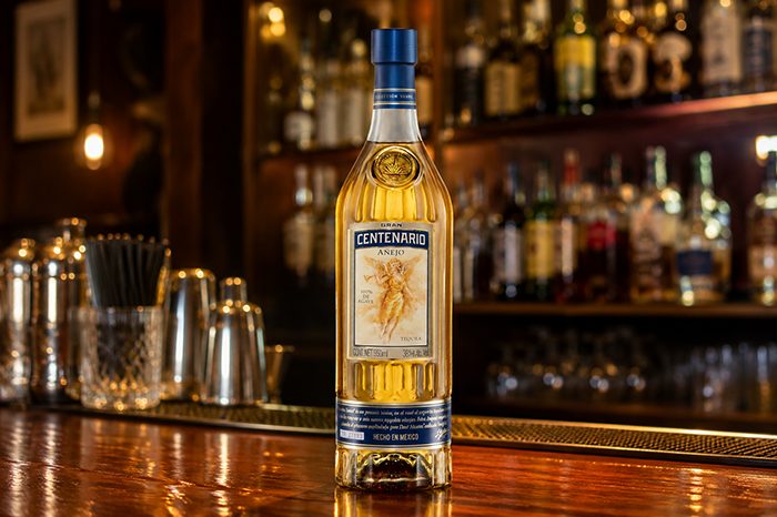 Botella de Tequila Gran Centenario Añejo incluida en la alerta sanitaria emitida por Cofepris por posible falsificación.
