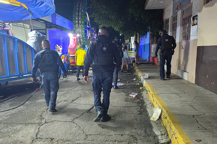 Autoridades resguardan la zona tras el ataque contra un comerciante durante las fiestas de la Virgen del Carmen en Zamora.