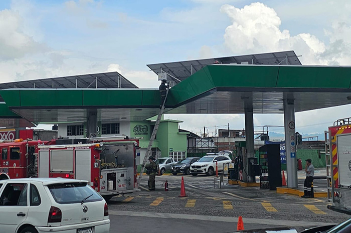 Elementos de auxilio atienden un conato de incendio en los paneles solares de una gasolinera en Uruapan