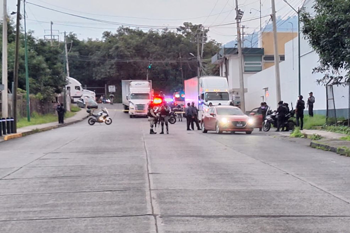 Autoridades resguardan la zona donde un conductor fue baleado en el Viaducto a Jicalán, en Uruapan.
