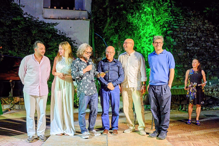 El rector Raúl Olmos y el alumno Pablo Eduardo Flores representando al Conservatorio de las Rosas en el festival Rovere d'Oro en Italia.