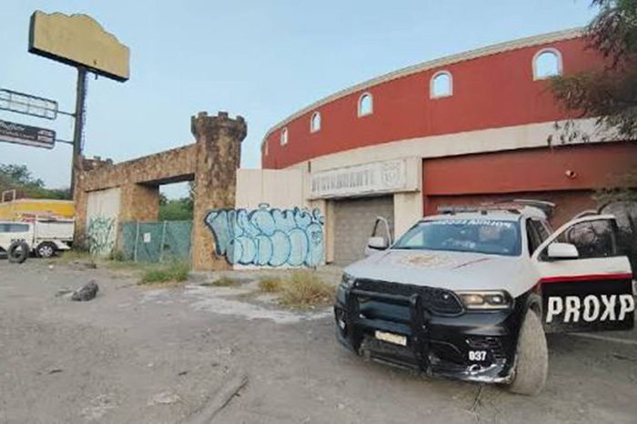 Autoridades resguardan el Motel Nueva Castilla tras el hallazgo de un cuerpo en Escobedo, Nuevo León.