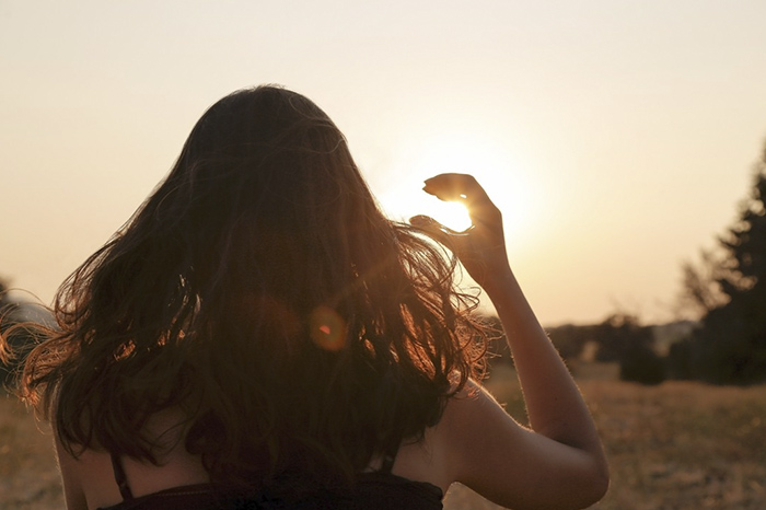 Persona mirando al sol.