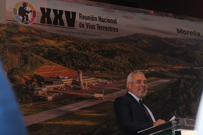El gobernador de Michoacán, Alfredo Ramírez Bedolla, señalando la falta de responsabilidad de la ferroviaria en Morelia.