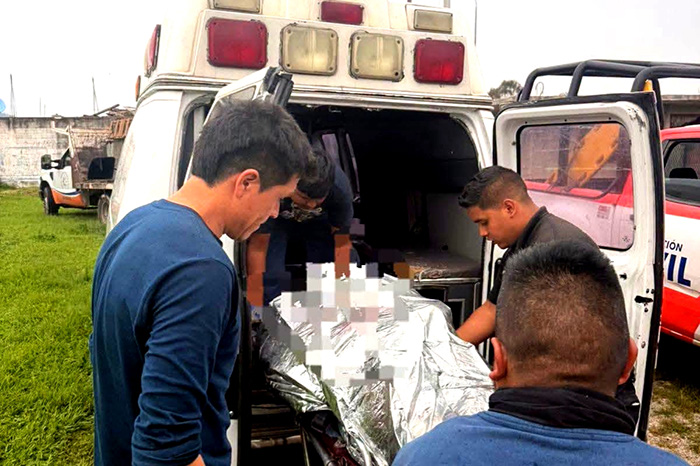 Paramédicos y bomberos atendiendo emergencia por un albañil lesionado tras descarga eléctrica en Zitácuaro