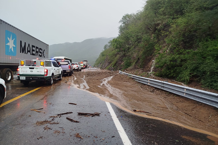 Deslave de lodo y piedras bloqueando el paso en la autopista Siglo XXI cerca del Puente Infiernillo