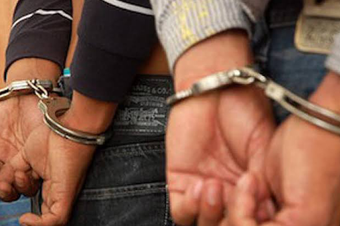 Foto ilustrativa de dos hombres detenidos.