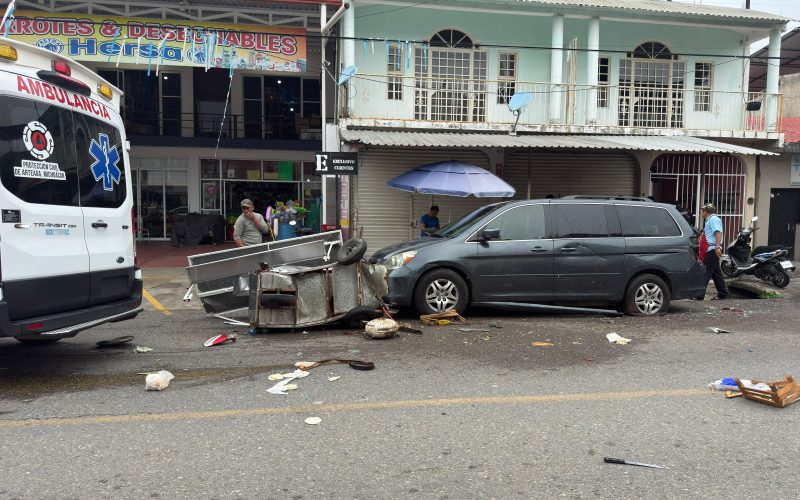 Conductor ebrio atropella a taquero tras perder el control de una camioneta sobre la avenida Lázaro Cárdenas en Arteaga.